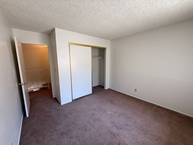 Building Photo - 752 W Hemlock St