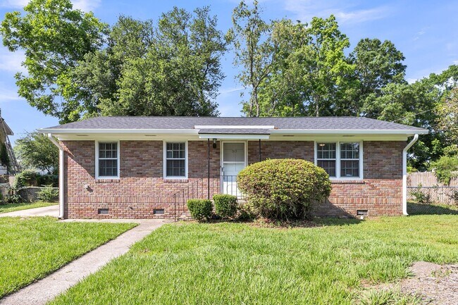 Primary Photo - 2 Bed with Flex Space 1 Bath Home in Heart of West Ashley