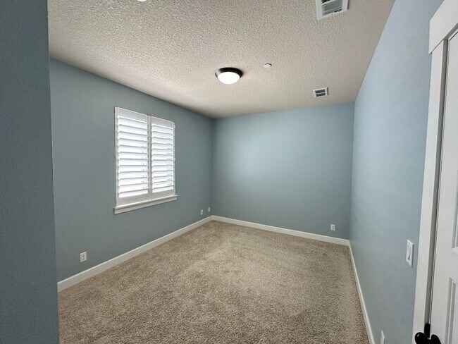 Building Photo - Gorgeous 4 Bedroom 2.5-Bath House in Tigar...