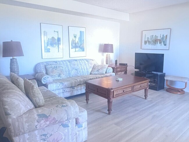 Building Photo - 2BR/2BA Condo on the Gulf in MacArthur Beach