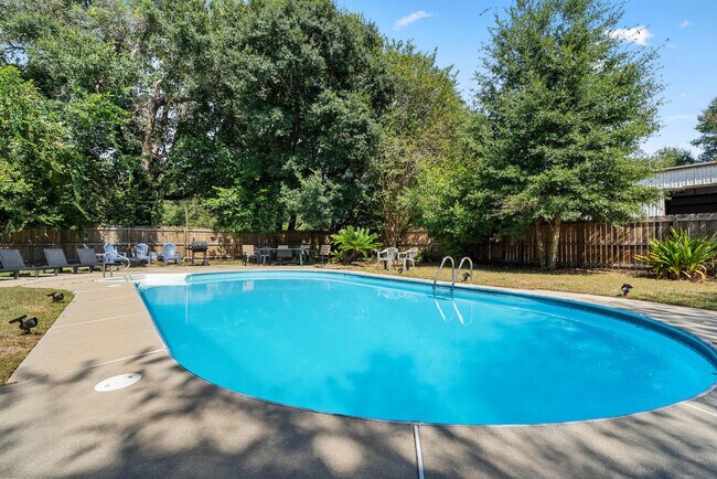 Building Photo - 2 Mead Dr