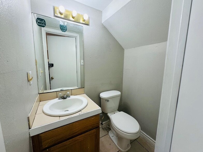 Building Photo - 2005 Cross St