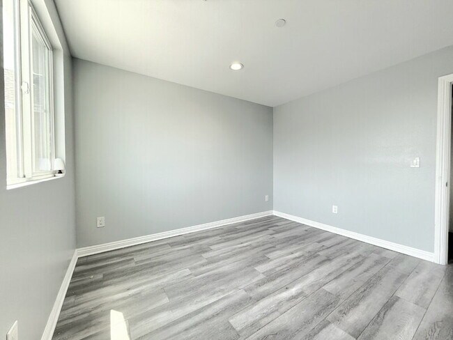 Building Photo - 322 E 55th St