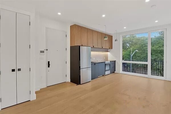 Building Photo - 426 Tompkins Ave