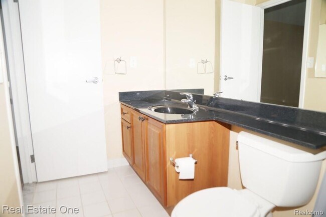 Building Photo - 1001 W Jefferson Ave