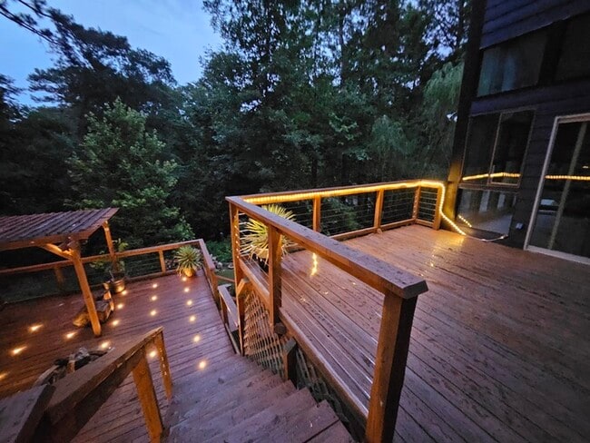 Building Photo - Beautiful 4 Bed/3 Bath Home with 3 Car Garage / Available Now!