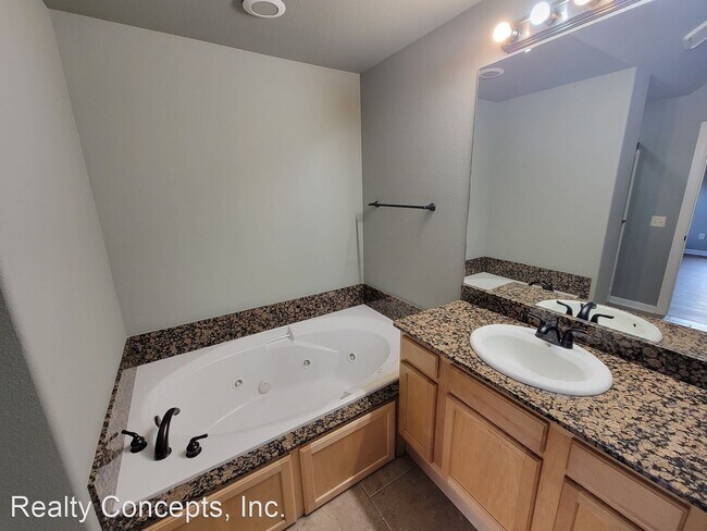 Building Photo - 4 br, 2 bath House - 4054 Olive Tree