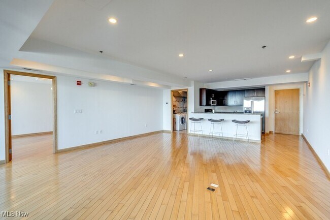 Building Photo - 701 W Lakeside Ave