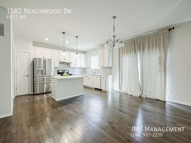 Building Photo - 1582 Beachwood Dr