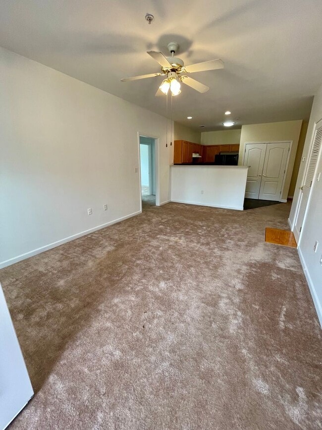 Building Photo - Newly Renovated 3 Bedroom Condo at a GREAT Price!