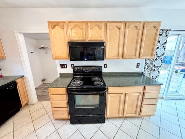 Building Photo - FREE RENT UNTIL OCTOBER 15TH
