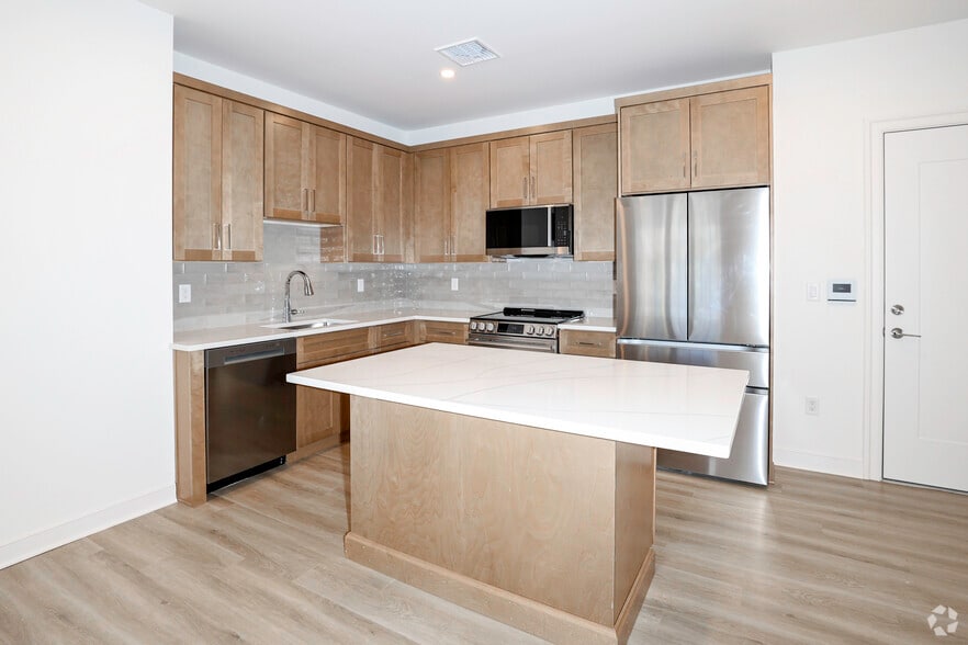 1BR,1BA - 713SF - Kitchen - The Glen at Glen Rock Station