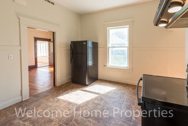 Building Photo - Classic 2 Bedroom Home with Tall Ceilings