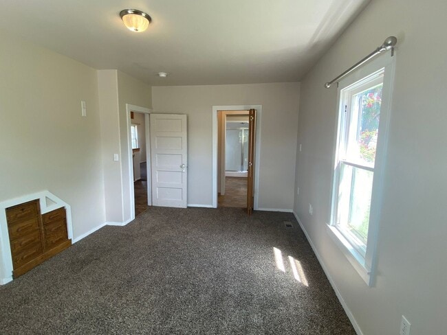 Building Photo - 2 Bed, 1 Bath House with Laundry Across fr...