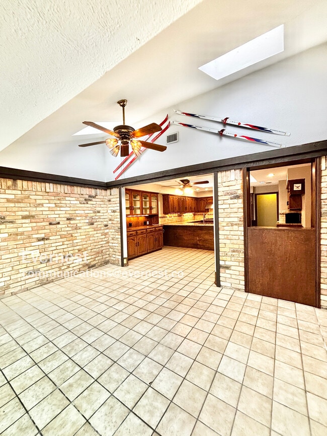 Building Photo - 1120 Stratford Dr