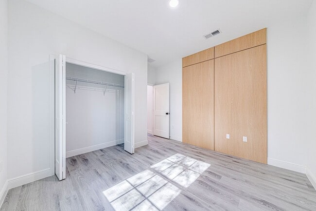 Building Photo - FOR RENT