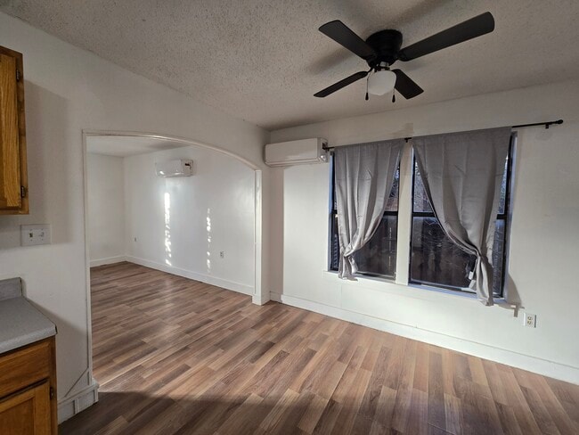 Building Photo - 1210 N Crain St