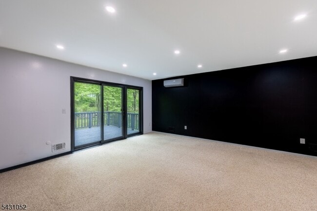 Building Photo - 9 Wick Ln