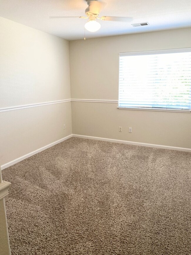Building Photo - 4 Bed 2.5 Bath Family Home