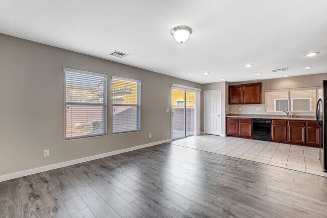 Building Photo - Spacious 3 bedroom home with large yard in...