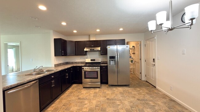 Building Photo - Spacious 3 Bed 2 Bath w/office
