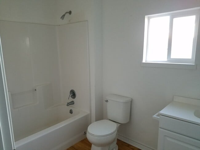 Building Photo - 910 Lane Ave