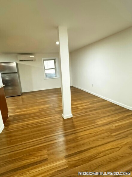 Building Photo - 684 Parker St