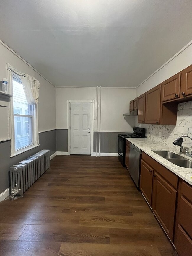 Building Photo - Charming three-bedroom row house available for rent in the desirable Nazareth