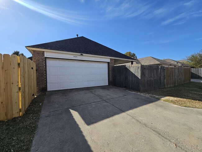 Building Photo - (3) Bed or (2)Bed + Bonus Room/(2.5) Bath ...