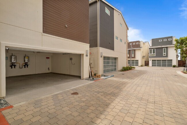 Building Photo - Contemporary luxury in a prime beachside l...
