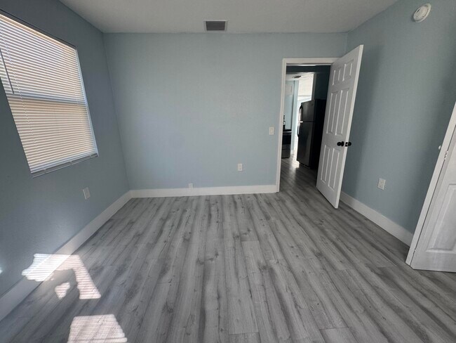 Building Photo - 518 49th St