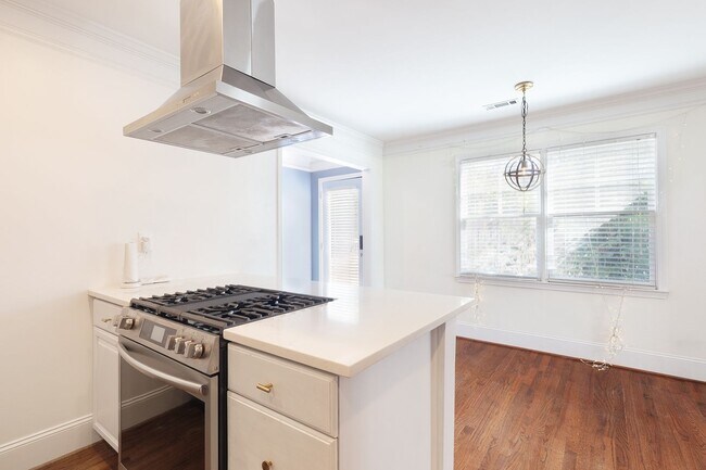 Building Photo - Updated 3/2 Bungalow w/ Large Backyard & M...