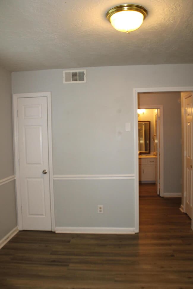 Building Photo - 810 S Willowick Dr