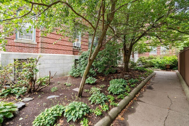 Building Photo - 52 Garden St