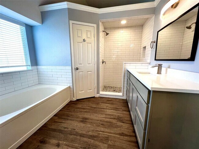 Building Photo - 537 Meadowcrest Dr