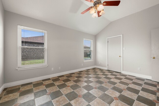 Building Photo - Available NOW!!!! This 3 bedroom, 2 bath, 2 car garage home has no carpet. All flooring is LVP an...