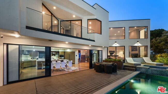 Building Photo - 2826 Las Alturas St