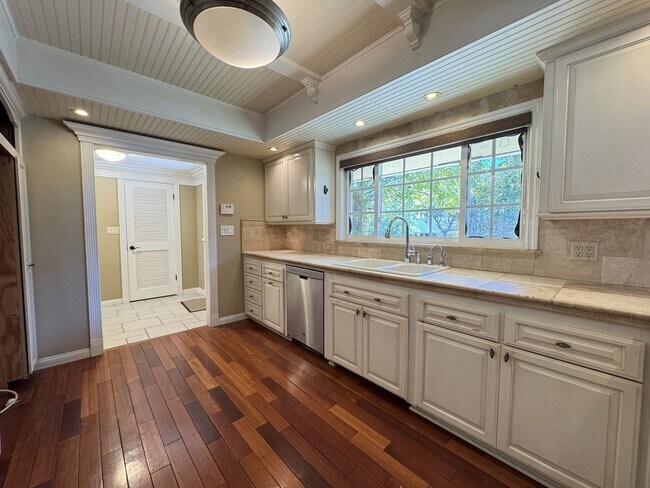 Building Photo - 1232 Longview Dr