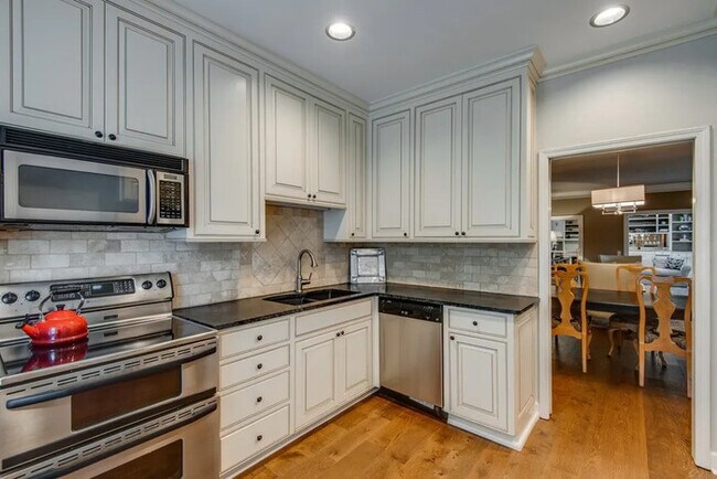 Building Photo - 107 Westover Park Ct