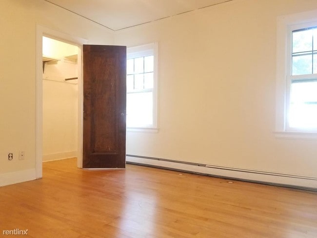Building Photo - 2122 E Kenmore Pl