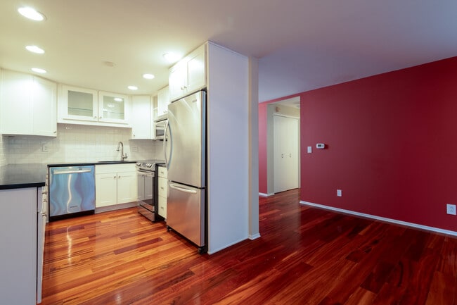 Building Photo - 1600 43rd Ave E