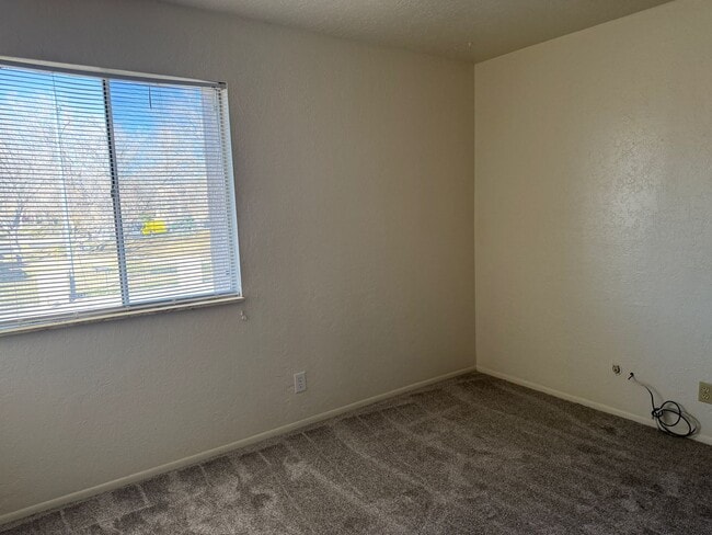 Building Photo - Wonderful 2 Br, 1.5 Ba, remodeled, 1 CG