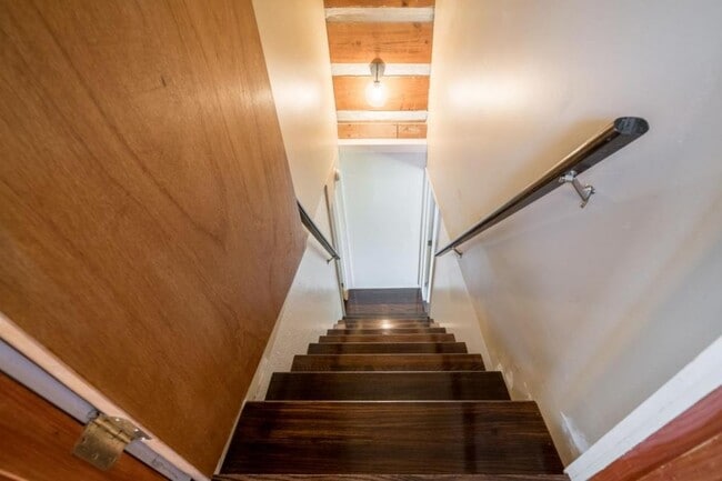 Building Photo - 2822 W Walnut St #16