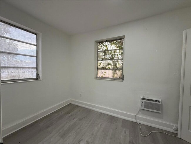 Building Photo - 1560 SW 5th St