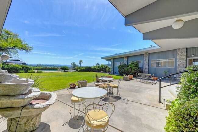 Building Photo - Luxury Living with Stunning 360-Degree Vie...
