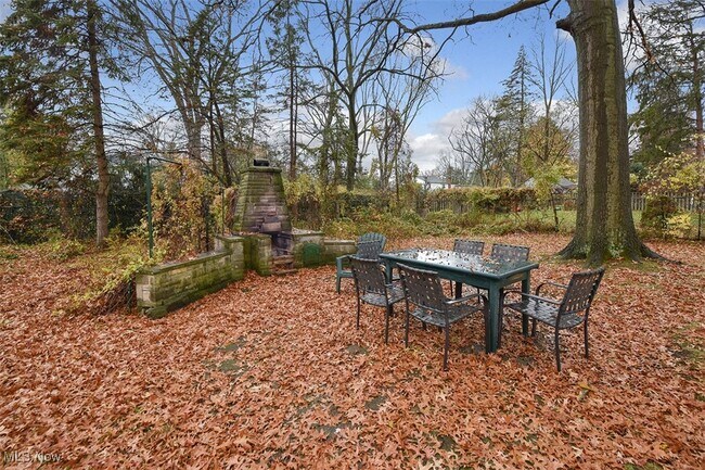 Building Photo - 21775 Hillsdale Ave