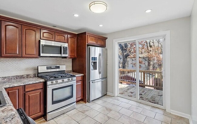 Building Photo - 32 Violet St