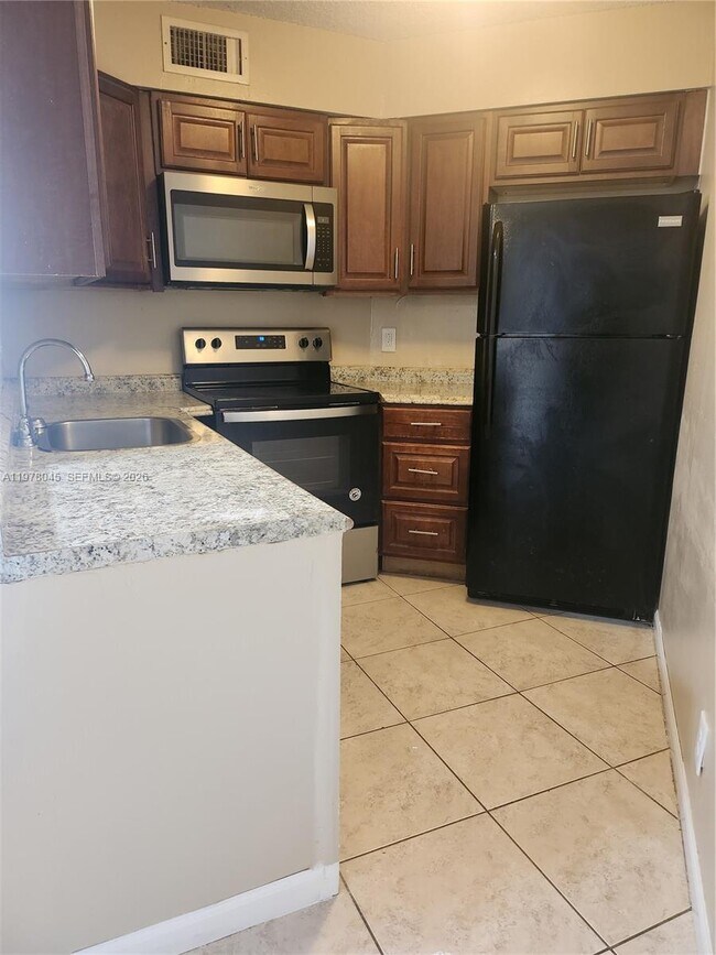 Building Photo - 215 Lake Pointe Dr