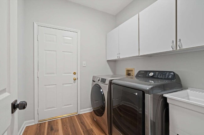 Building Photo - 4-Bed Oasis in Treyburn Community