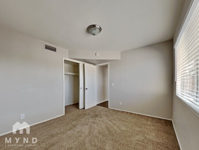 Building Photo - 413 W Renee Dr